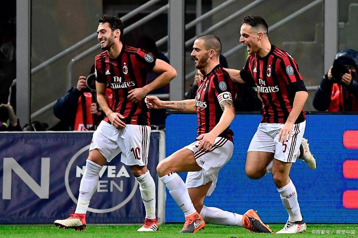 葡超比赛一球员受伤需要担架，对方球员帮忙传递担架吃黄牌