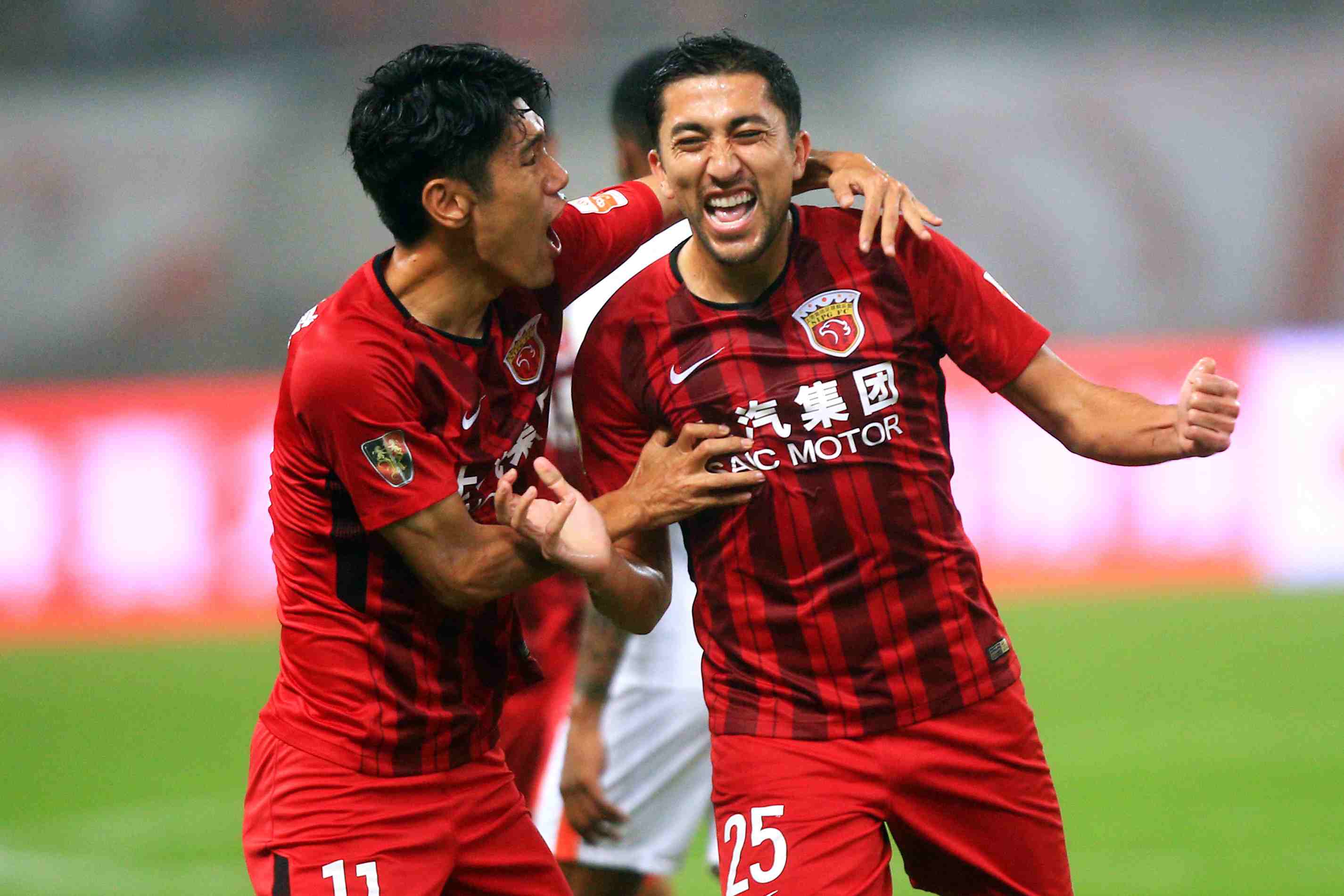 媒体人：杯赛的地板问题太大了，换地板无望应该撕掉所有地贴（媒体人称杯赛地板问题严重，更换无望应全部撕掉地贴）