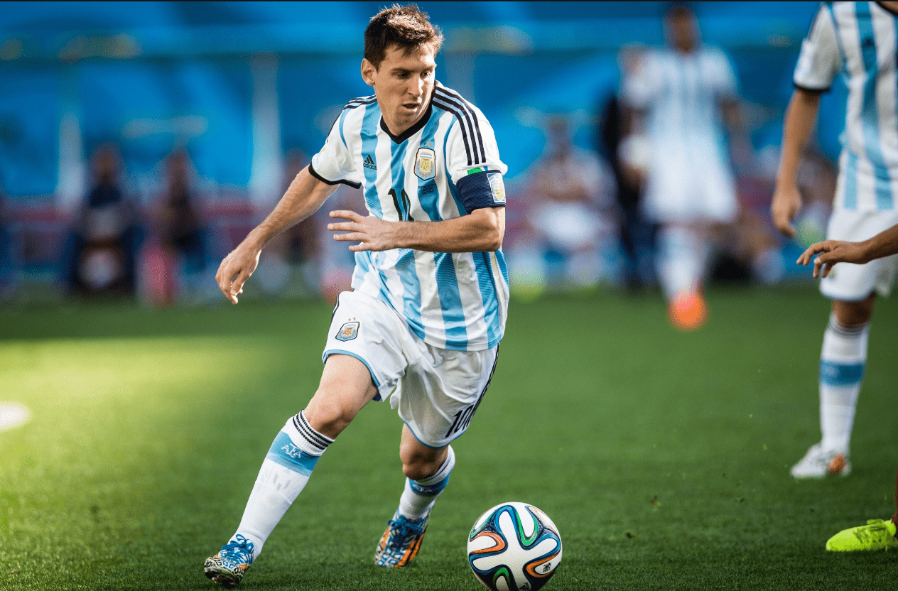 半场战报：拉齐奥1-0莱切，贡多齐建功（半场快讯：拉齐奥暂1-0领先莱切，贡多齐破门）