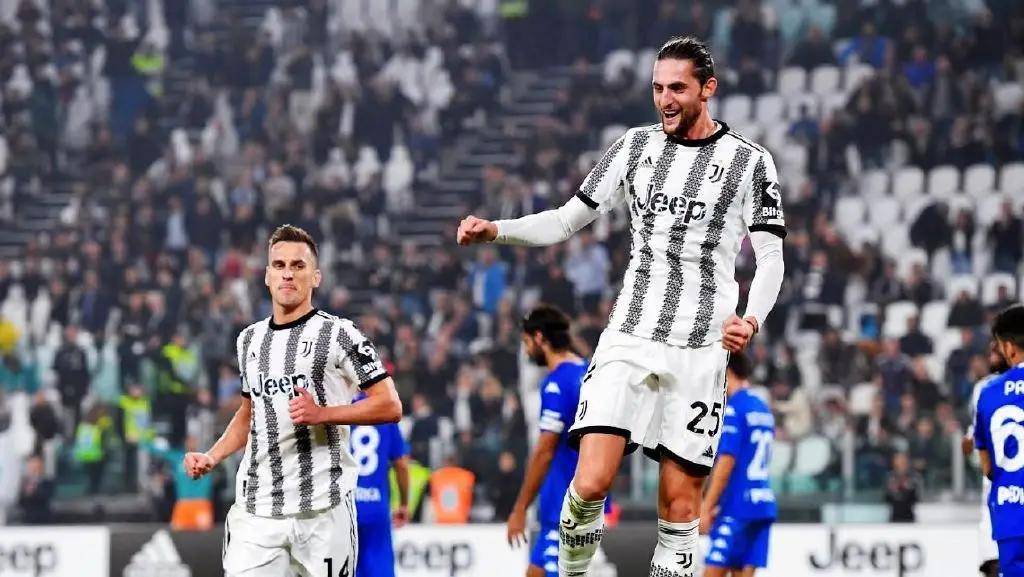 达尼洛同时斩获两座欧冠&解放者杯冠军，为历史首人（达尼洛史上首位包揽欧冠与解放者杯双冠）