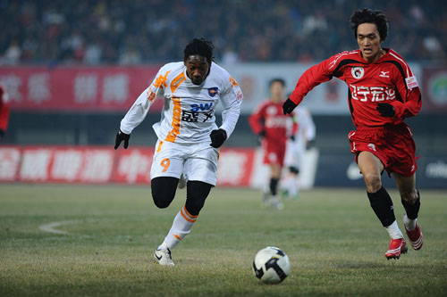 澳超半场：克莱因远射中柱，阿德莱德联暂0-0布里斯班狮吼（澳超半场：克莱因远射中框，阿德莱德联与布里斯班狮吼0-0僵持）