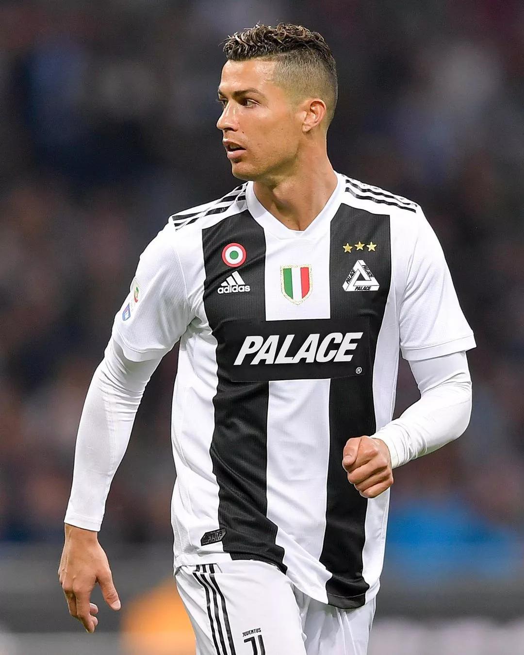 莱万西甲生涯进74球，同期单一联赛进球数仅次于哈兰德和凯恩（莱万西甲生涯斩获74球，同期单联赛进球仅逊哈兰德、凯恩）