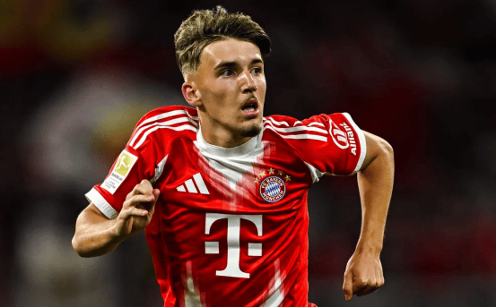 汪涵陪儿子参加马术比赛，嚼槟榔一脸享受，与老婆交替带娃引热议（汪涵现身儿子马术赛场，口嚼槟榔神态惬意，与妻子轮番带娃引发热议）