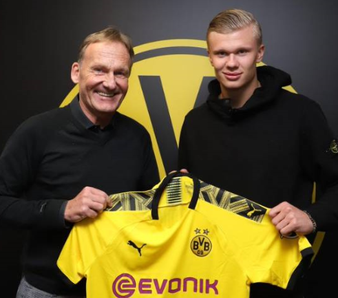 足球英超球队高薪续约门将，球迷满意（英超队豪薪续签主力门将，球迷齐声点赞）