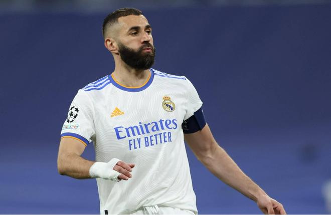 足球意甲射手榜竞争激烈，三人同进12球并列领跑