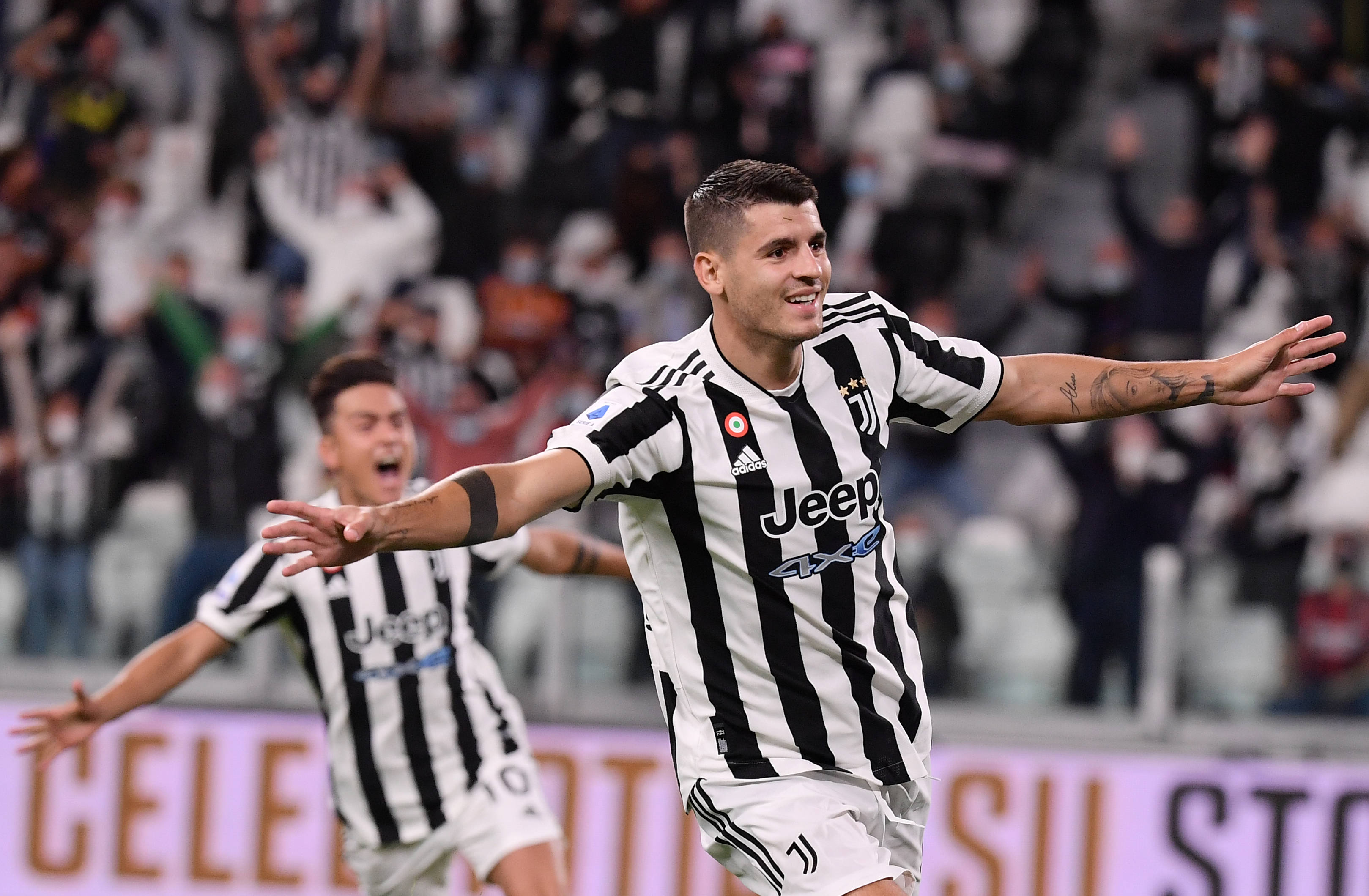 脚后跟停球+倒钩解围，阿拉伯杯上阿尔及利亚一后卫防守尽显球技（阿尔及利亚后卫阿拉伯杯秀防守：脚后跟停球+倒钩解围）