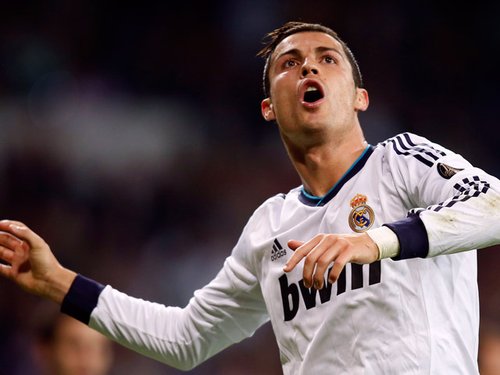 半场数据：皇马9射门4射正，塞尔塔上半场仅2脚射门（上半场数据：皇马9次射门4次射正，塞尔塔仅2次射门）